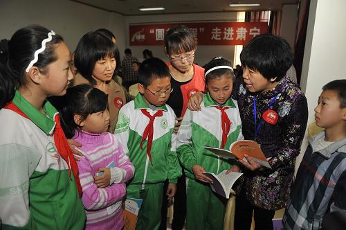 3月23日,“圆梦工程”家长学校的一名讲师(右二)在课间休息时与几名家长和学生互动交流。当日,由中国青年高级人才培训中心等共同举办的“圆梦工程”家长学校在河北肃宁县举行开学典礼。“圆梦工程”农民工子女家庭教育公益服务计划,是一项服务农民工家庭老中少三代人的社会公益项目,以家长学校的方式普及科学的家教理念、知识和方法,在农民工子女较集中的学校、农民工家庭较集中的社区、农民工较集中的企业组织实施,帮助家长和孩子们和谐融入城市、快乐成长励志成才。新华社记者 鲁鹏 摄