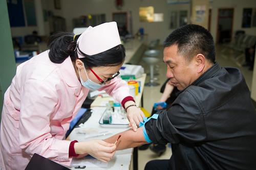 4月1日,热心群众在合肥市翠庭园社区接受献血前的血液检测。近日,安徽合肥、芜湖、马鞍山等地血站由于受到献血量及采集量减少导致库存AB、O型等血型出现偏少、紧缺状况,安徽省合肥市翠庭园社区积极响应应急招募机制,在辖区发出无偿献血倡议书组织辖区300多名社区志愿者、热心居民来到流动献血车无偿献血。新华社记者 杜宇 摄