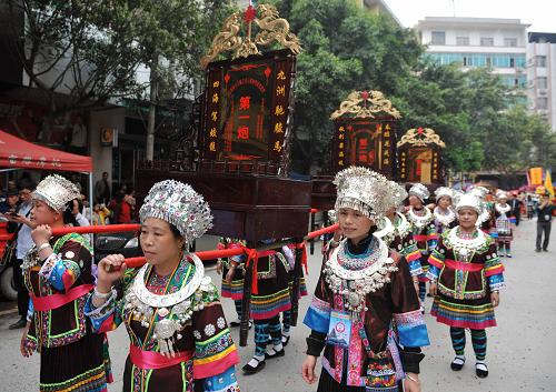 4月2日,侗族群众在抢花炮活动前举行传统的祭拜仪式。当日,广西柳州市三江侗族自治县举办抬官人、抢花炮、芦笙歌舞、侗戏等系列民俗文化活动,欢庆一年一度的“三月三”传统节日,精彩的传统民俗活动吸引众多群众和游客观赏。新华社记者 张爱林 摄