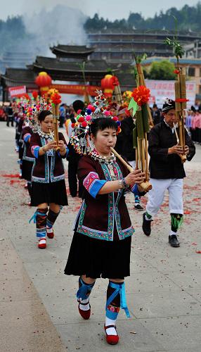 4月2日,侗族群众在吹奏芦笙欢庆“三月三”。新华社记者 张爱林 摄