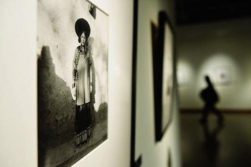 这是4月2日拍摄的参展照片《戴俄莱的妇女》。 当日,“以实验为名——纪念摄影术诞生175周年摄影展”在位于杭州的中国美术学院美术馆开幕。展览共展出50余幅(组)影像艺术作品,表达了人们对摄影艺术先驱的敬意。新华社发(龙巍 摄)