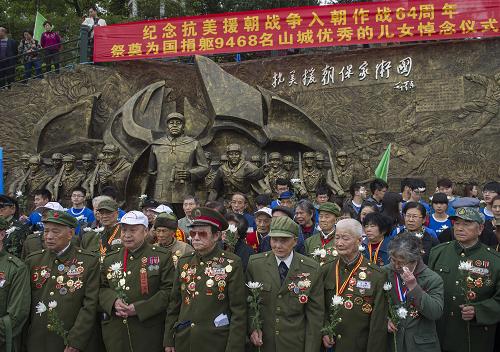 4月3日,在重庆市南山龙园,老战士们在为牺牲的战友举行公祭仪式。当日,上百名来自社会各界的群众代表和参加过解放战争、抗美援朝战争的老战士及烈士后人,来到重庆市南山龙园内,为牺牲的战友、亲人举行公祭活动,以纪念英烈们为新中国成立以及来之不易的和平做出的贡献和牺牲。新华社记者 陈诚 摄