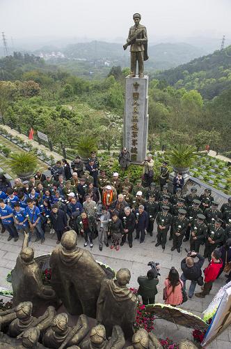 4月3日,在重庆市南山龙园,为牺牲的英烈举行的公祭活动正在进行。新华社记者 陈诚 摄