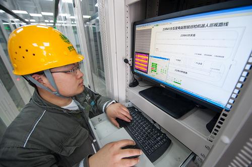 4月3日,220千伏大石智能变电站设备控制室内,技术人员操作电脑控制巡检机器人的巡检线路。当日,在国家电网重庆电力公司220千伏大石智能变电站内,重庆市首台变电站智能巡检机器人正式投入运行,机器人拥有红外线热像仪和可见光摄像机,代替人工对该变电站进行昼夜全天候的设备巡视。新华社记者 刘潺 摄