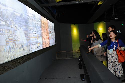 4月3日,人们在江南寻景部分中参观利用互动技术制作的《乾隆南巡图》。新华社记者 鞠焕宗 摄