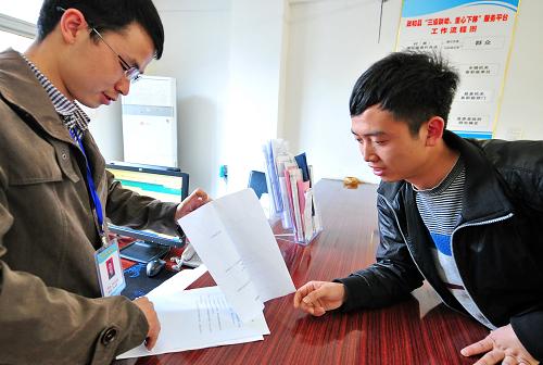 4月4日,政和经济开发区管委会工作人员范斌(右)将入园企业主的项目审批材料交给县行政服务中心项目审批大厅管委会窗口工作人员进行全程审批代办。2013年开始,福建省政和县以成立经济开发区项目审批为契机,依托县项目评审委员会、县行政服务中心实施项目并审联批制度,各部门实行“同步审核、同步审批、限时批复”,缩短企业办理证件的时间,提高政府部门工作效率。截至目前,共有54家企业入驻该县经济开发区。新华社记者 林善传 摄