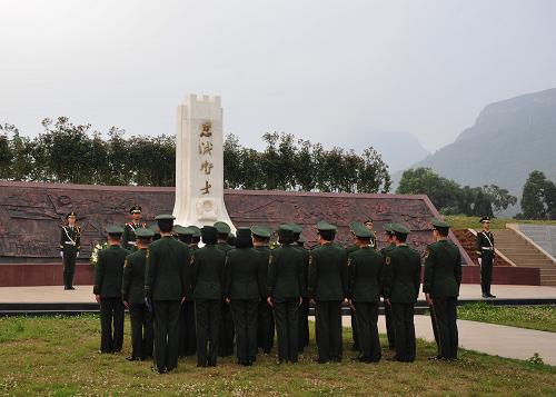4月4日,官兵代表祭奠维和英雄。新华社发(杨桂开摄)