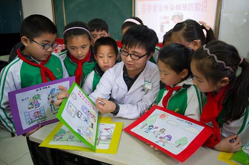 4月4日,合肥市临泉路第二小学的学生在社区卫生服务中心医务人员的讲解下,通过漫画学习卫生知识。当日,安徽合肥临泉路第二小学联合辖区卫生机构共同开展“世界卫生日”主题教育活动。医务工作人员为孩子们生动讲解了日常生活中各种卫生健康小常识、如何预防春季常见的传染病,并现场为孩子们演示了正确的洗手方法。同时,孩子们还动手制作了精美的“世界卫生日”主题宣传漫画。活动增强了学生们对健康知识的了解,提高了孩子们的自我健康保护意识。新华社记者 杜宇 摄