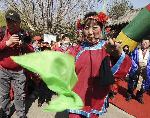 4月4日,村民们身着特色服饰扭起胶州大秧歌。新华社发(王海滨 摄)