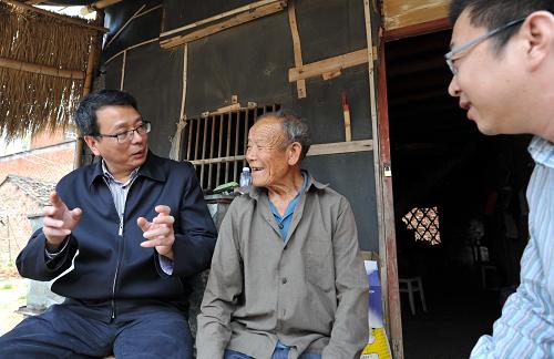 福建宁德福鼎市党员干部在佳阳畲族乡佳阳村无住房困难党员蓝清营(中)家中了解情况(4月17日摄)。新华社记者 林善传 摄