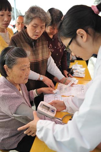4月18日,福建宁德福鼎市组织医务人员免费为嵛山镇鱼鸟村村民测量血压。新华社记者 林善传 摄