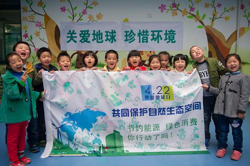 4月21日,合肥市天鹅幼儿园的小朋友展示印有他们手印的主题画布。新华社记者 杜宇 摄