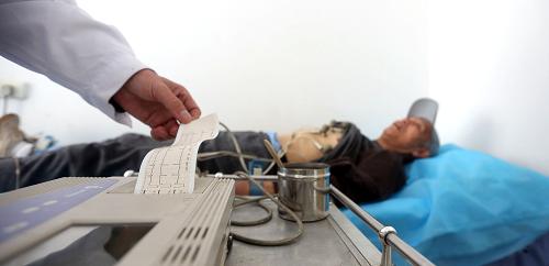 4月21日,养护中心工作人员在为一位老人做心电图。新华社记者 姚剑锋 摄