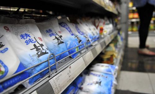 这是河南郑州市黄河路上一处超市内摆放食盐类商品的货架(4月21日摄)。新华社记者 李博 摄