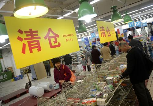 沃尔玛杭州朝晖店内“清仓”处理商品(4月22日摄)。新华社记者韩传号摄