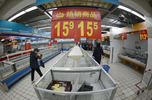 4月22日,人们从沃尔玛杭州朝晖店空荡荡的货架间走过。新华社记者韩传号摄