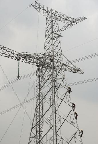 4月22日,在重庆市荣昌县,工作人员高空开展作业。新华社记者 陈诚 摄