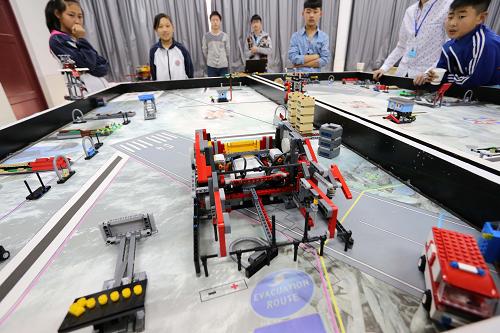 4月22日,学生们制作的机器人在参加比赛。新华社发(张驰 摄)