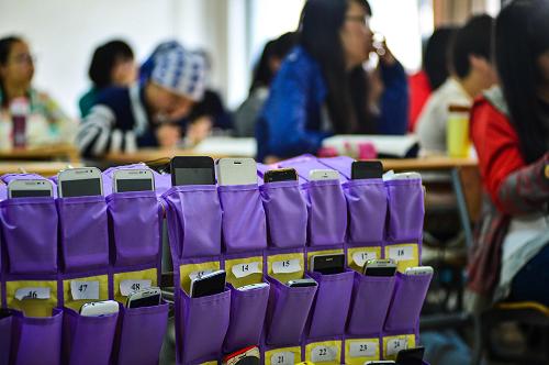 4月23日,上课期间,学生们的手机自觉存放在“手机安全岛”内。新华社发(游思行摄)