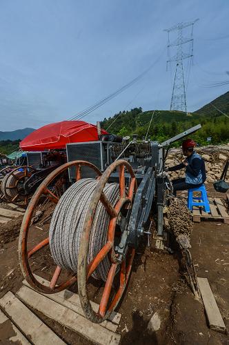 4月23日,施工人员在架线。新华社记者徐昱摄