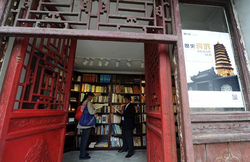 4月23日,市民在“砖读空间”读书。新华社记者公磊摄