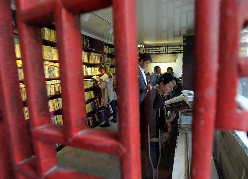 4月23日,市民在“砖读空间”读书。新华社记者公磊摄