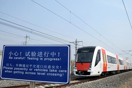 4月24日,中国首列市域快轨车辆在长春客车股份有限公司厂区内试运行。新华社记者林宏摄
