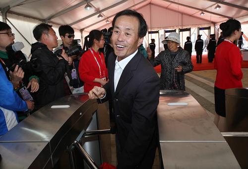 4月25日,3号门第一个游客正验票入园。新华社记者李紫恒摄