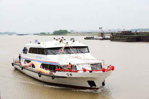 4月28日,负责旅游专线运输任务的“运河名城1号”游轮行驶在京杭大运河江都段。当日,江苏省扬州市正式开通京杭大运河“扬州-邵伯-高邮”水上旅游专线,这条线路串起了茱萸湾、凤凰岛、邵伯古镇、高邮盂城驿等景区景点,集中了历史文化、生态景观、名镇风采、休闲美食等旅游资源,全程约45公里。新华社发(郁兴 摄)