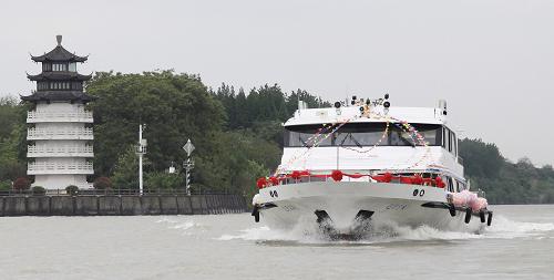 4月28日,负责旅游专线运输任务的“运河名城1号”游轮行驶在京杭大运河上。新华社发(郁兴 摄)