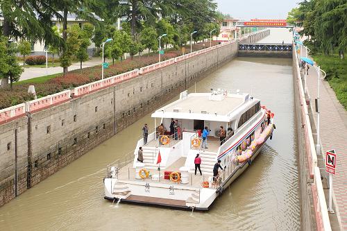 4月28日,负责旅游专线运输任务的“运河名城1号”游轮通过京杭大运河邵伯船闸。新华社发(郁兴 摄)
