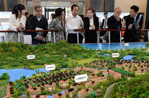 4月30日,市民在上海“五一假日楼市”上参观沙盘。新华社发(赖鑫琳 摄)