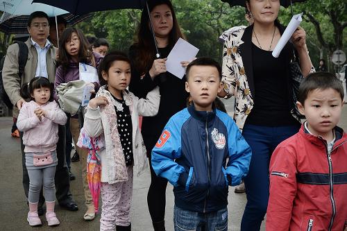 5月10日,小朋友们在家长的陪同下排队等候参加上海世界外国语小学的面谈日活动。当日,上海民办小学举行招生统一面谈。为遏制过热的民办中小学择校问题,上海市教委宣布“限令”:今年上海民办小学限报两所并集中一天面谈,竞赛证书不再具有参考价值,面谈过程首度对媒体开放,由专项督导队伍进行全程督导。新华社发