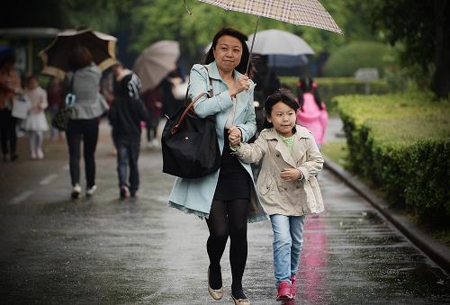 5月10日,一名家长陪同孩子刚刚结束在上海世界外国语小学的面谈。新华社发