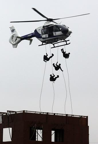 5月10日,特警队员在演练中从警用直升机上索降。