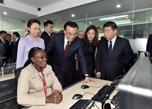 5月11日,国务院总理李克强在肯尼亚首都内罗毕看望并慰问中央电视台非洲分台员工。