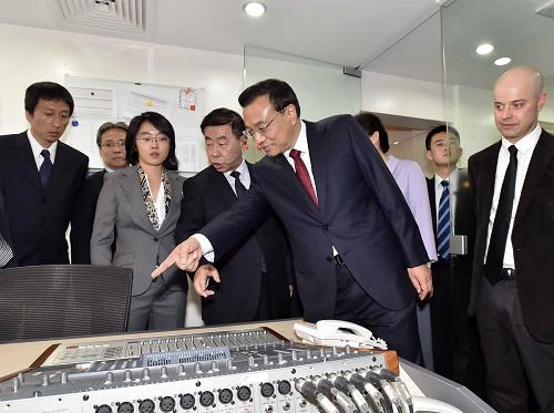 5月11日,中国国务院总理李克强在肯尼亚首都内罗毕看望并慰问中央电视台非洲分台员工。