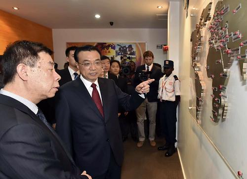 5月11日,中国国务院总理李克强在肯尼亚首都内罗毕看望并慰问中央电视台非洲分台员工。