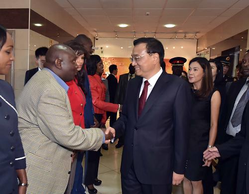 5月11日,中国国务院总理李克强在肯尼亚首都内罗毕看望并慰问中央电视台非洲分台员工。