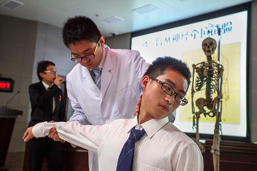 5月15日,在天津医科大学总医院举行的“创新杯”骨科讲课比赛中,一名参赛选手在进行颈椎基础诊断教学演示。新华社发(李想 摄)