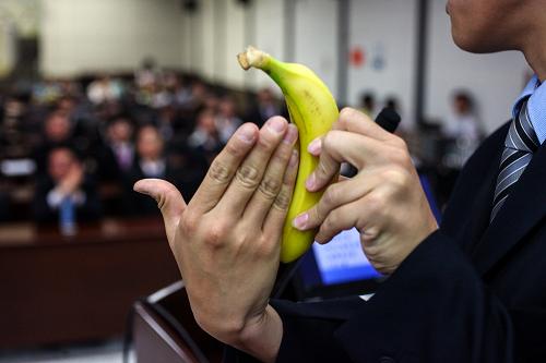 5月15日,在天津医科大学总医院举行的“创新杯”骨科讲课比赛中,一名参赛选手以香蕉为道具进行半月板损伤基础教学。新华社发(李想 摄)