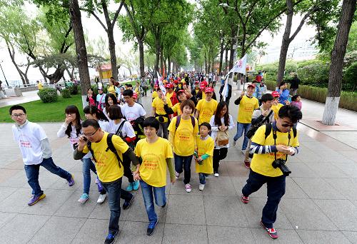 5月17日,市民在进行徒步走活动。新华社记者 王松 摄