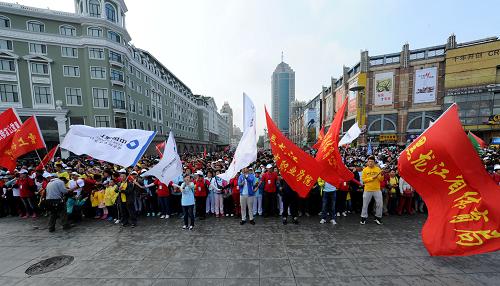 5月17日,参与群众在哈尔滨市防洪纪念塔广场集结。当日,黑龙江省各地市同时鸣锣进行群众徒步大赛,官方统计此次活动参与人数超过十万人。本次活动以“同一主题同一时间、覆盖区域最广徒步”为条件,申报了上海大世界吉尼斯“中国之最”。新华社记者 王松 摄