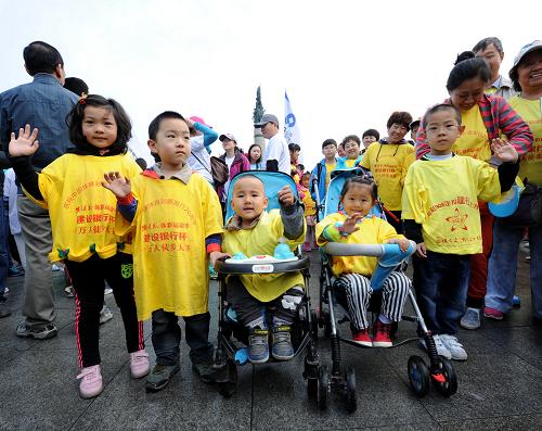 5月17日,几位小朋友在徒步前合影。新华社记者 王松 摄