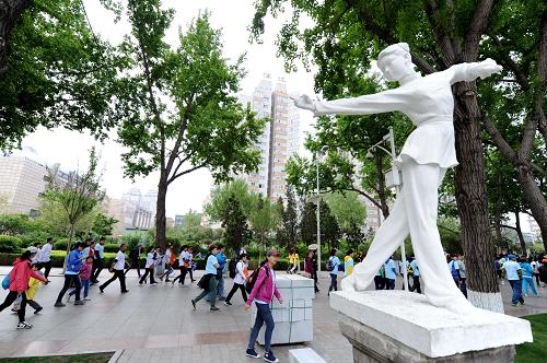 5月17日,市民在进行徒步走活动。新华社记者 王松 摄