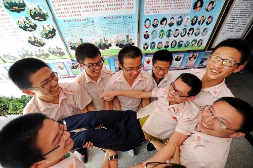 5月29日,河北衡水第十三中学高三(8)班的男生们下课后在一起做“背摔”游戏,以此来释放心理压力,增强自信心。 高考临近,河北省衡水市第十三中学的学生们在进行最后冲刺的同时,采取多种方式放松身心。学生们课堂上认真复习,课间愉快地放松减压,考前生活有张有弛。