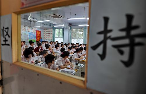5月29日,河北衡水第十三中学高三毕业班的学生在听老师讲课。