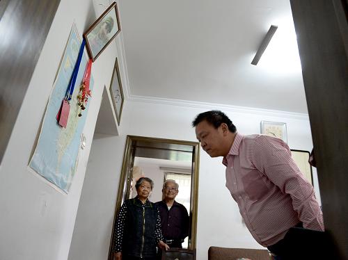 王建龙在战友陈舟峥家中向他的遗像鞠躬(4月24日摄)。 一场远去的战争,一个30年前的生死之约,退伍老兵王建龙的梦里总是萦绕着当年这个流着眼泪做出的承诺:“谁活下来了,要替牺牲的战友尽孝”。 30年间,硝烟散去,战友情谊历久弥新。30年后,王建龙照顾的三名牺牲战友的父母,有的已养老送终,有的已尽孝十余载。 新华社记者 郭晨 摄