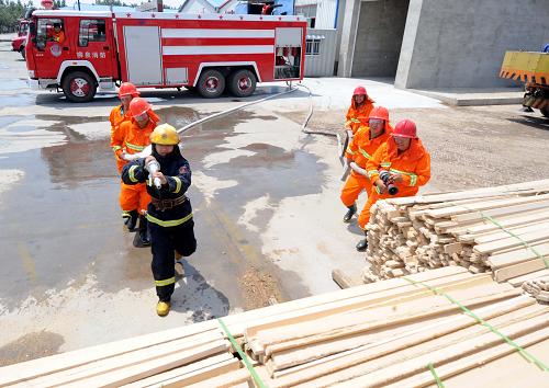 6月3日,霸州市王圪垯村消防联防队在一家木材加工企业内进行联合消防演练。新华社记者 李晓果 摄