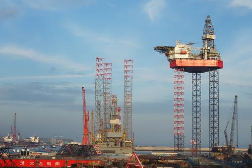 6月4日,大船重工新建成的一座400英尺自升式钻井平台ju2000e在作升降